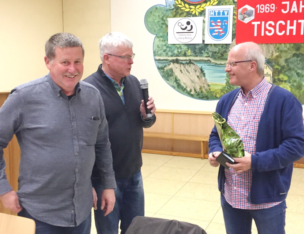 Volker Paul und Wilfried Volz vom TuS Gräveneck überreichen Gernot Lehr zum Abschied als Abt.Leiter Fußball ein Präsent