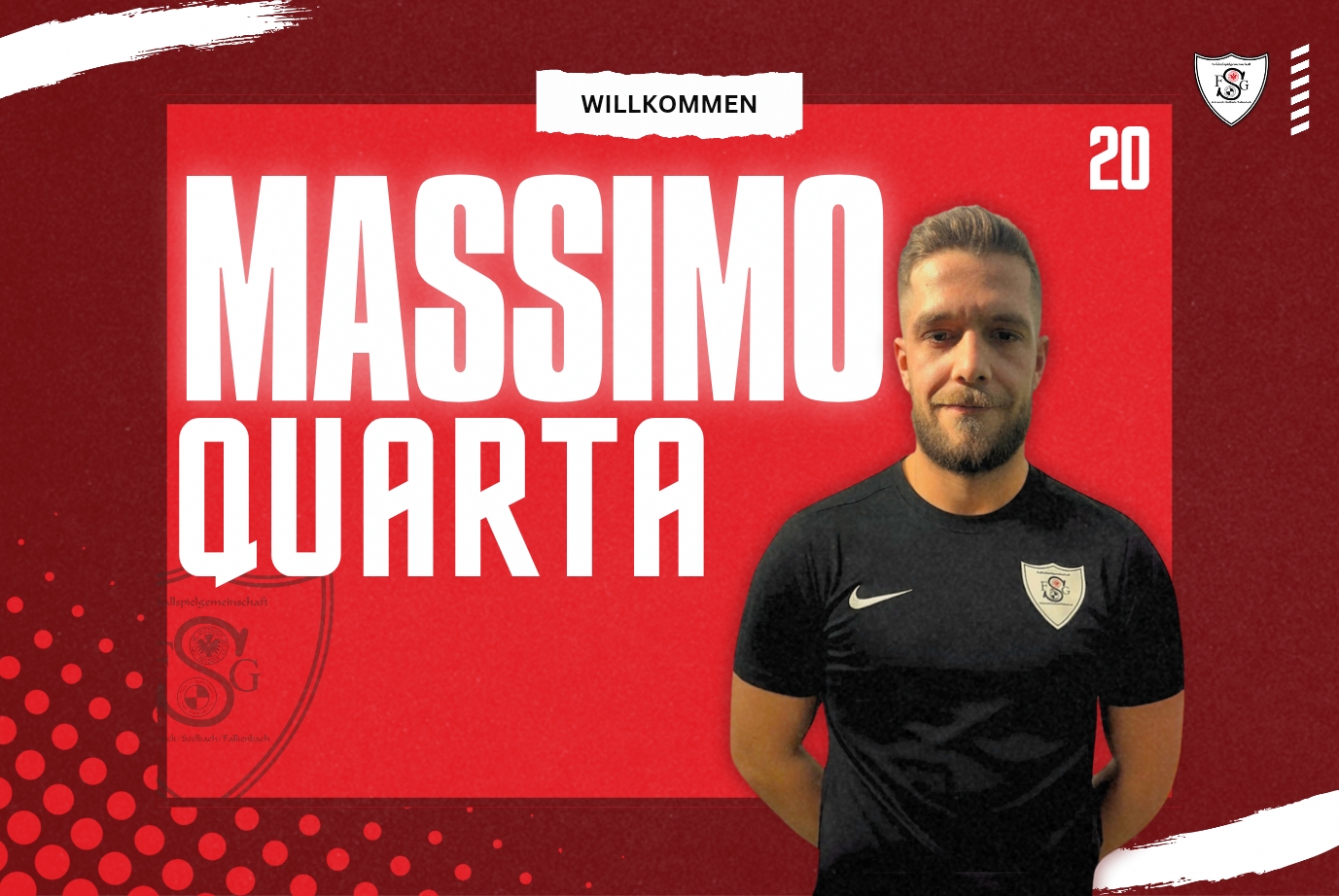Massimo Quarta in FSG-Trikot mit Rückennummer 20, vor rotem Hintergrund