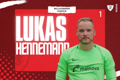 Torwart Lukas Hennemann in grünem Trikot, Rückennummer 1